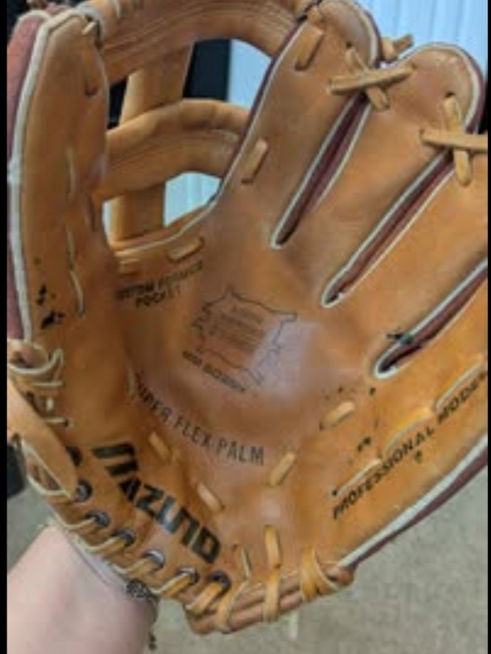 Mizuno World Win baseball or softball glove, model MM 5025V. 10.5 inch size